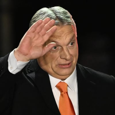 Viktor Orban heiluttaa kättään.