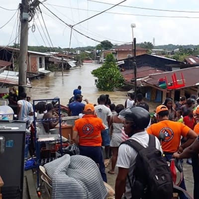 Folk i utsatta områden har evakuerats i flera länder på grund av katastrofala vindar, flodvågor och översvämningar i Iotas spår. Bilden är från Quibdo i Colombia.
