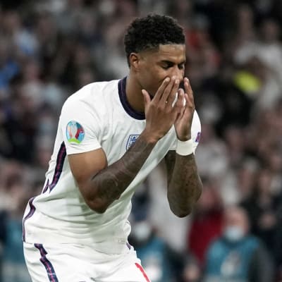 Marcus Rashford för händerna till ansiktet i besvikelse.
