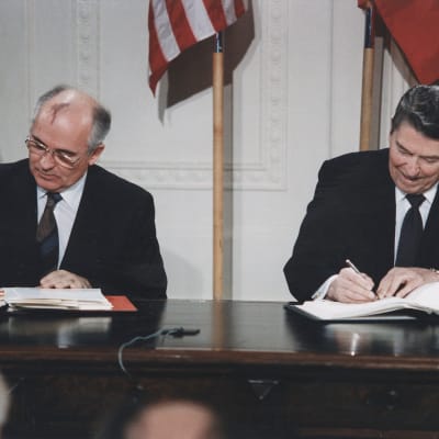 Mihail Gorbatšov ja Ronald Reagan allekirjoittavat sopimusta.