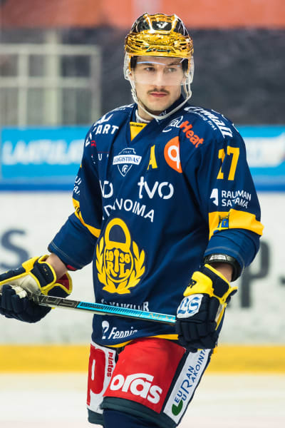 Justin Danforth i Lukkos tröja.