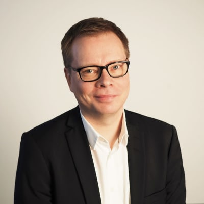 Porträttbild av forskningschefen Tuomo Turja på Taloustutkimus.