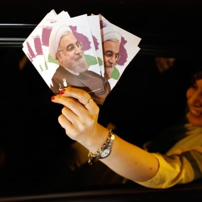 Hassan Rouhanin kannattaja vaalikampanjan viimeisenä päivänä.