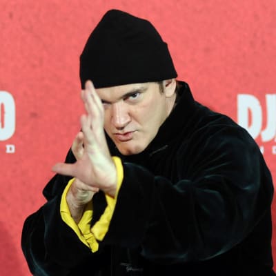 Quentin Tarantino med svart mössa