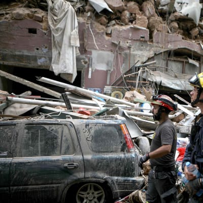 Libanonilaisia ja ranskalaisia pelastustyöntekijöitä tutkimassa räjähdyksessä vahingoittuineita rakennuksia.