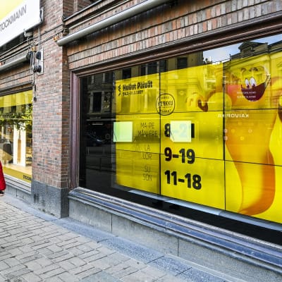 Hullut Päivät -mainoslakana Stockmannin ikkunassa.