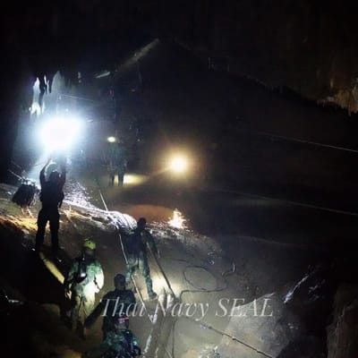 Räddningsoperation i thailändsk grotta.