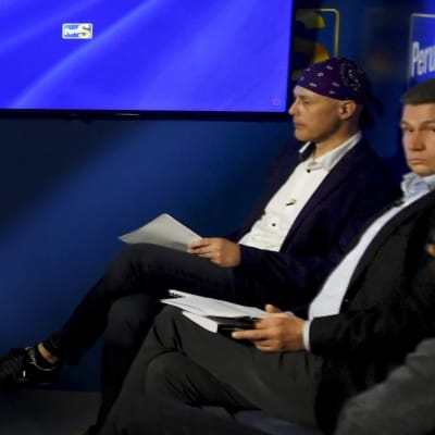 Jussi Halla-aho puhui perussuomalaisten tilaisuudessa maananantaina. Jukka Hankamäki istui vieressä.