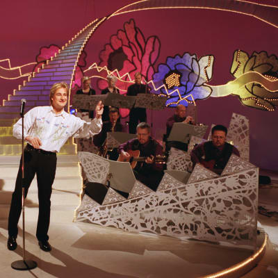 Riki Sorsa esiintymässä Tuttu Juttu Showssa vuonna 2000.
