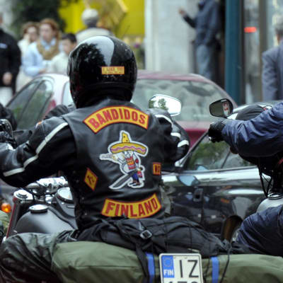 Moottoripyöräkerho Bandidoksen jäseniä liikenteessä.