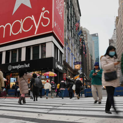 New Yorkin Herald Squarella kulki kävelijöitä tammikuun alussa.