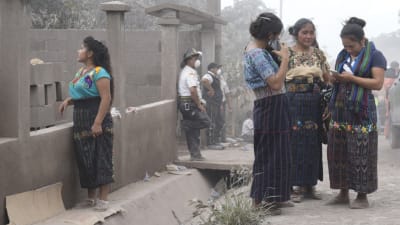 Bybor i El Rodeo väntade på de senaste uppgifterna om utbrottet på tisdagen. 
