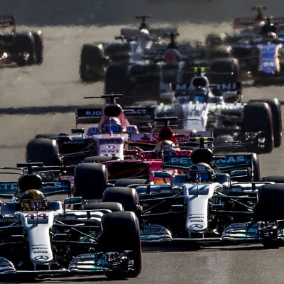 Formel 1-bilar kör på bana.