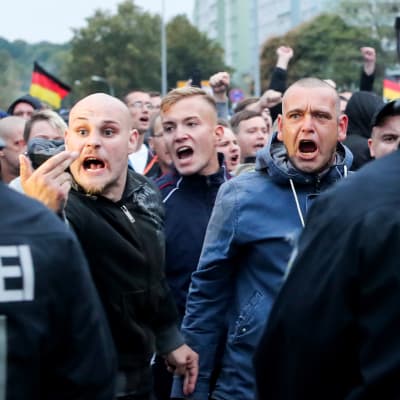 Chemnitzissä äärikoikeiston mieleosoittajat poliisimuurin takana.