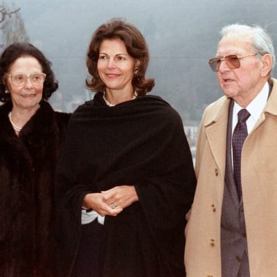Kuningatar Silvia vanhempiensa Alice ja Walther Sommerlathin kanssa kuvattuna Heidelbergissä.