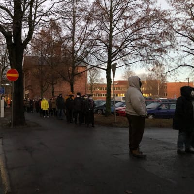 Jono ihmisiä odottaa ulkoilmassa pääsyä koronarokotukseen Porin keskustassa.