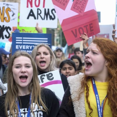 March for our Lives -mielenosoituksen osallistujia Los Angelesissa.