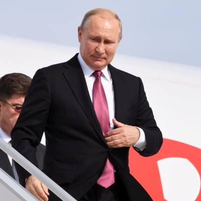 Vladimir Putin astuu lentokoneesta ulos Helsinki-Vantaa lentokentällä 21. elokuuta.