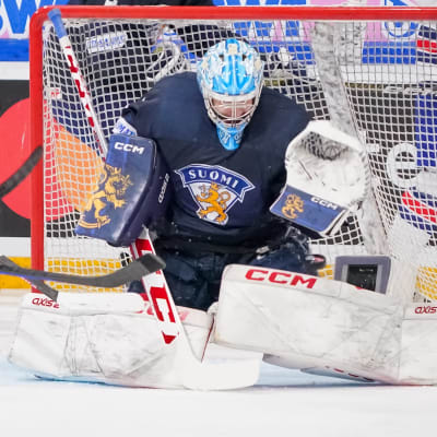 Aram Minnetian skjuter pucken i mål.
