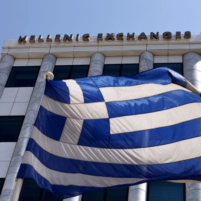 Kreikan lippu Ateenan pörssin edustalla 3. elokuuta.