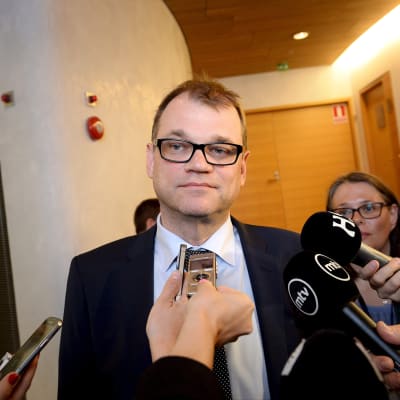 Pääministeri Juha Sipilä tiedotusvälineiden tentattavana oltuaan eduskunnan suuren valiokunnan kuultavana Helsingissä 22. kesäkuuta.