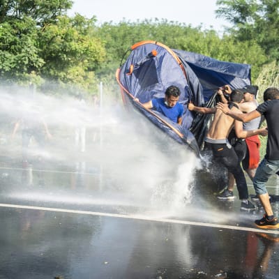 Unkarin poliisi ampui vesitykillä mieltään osoittavia maahanmuuttajia Horgošin rajanylityspaikalla Serbian rajalla 16. syyskuuta 2015.