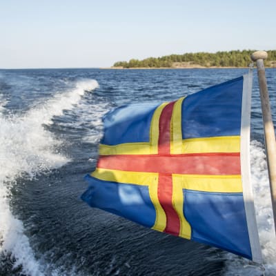 Ahvenanmaan lippu ja merta.