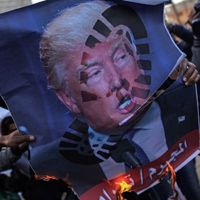 Palestiinalaiset mielenosoittajat polttivat Yhdysvaltain presidentin Donald Trumpin kuvia.