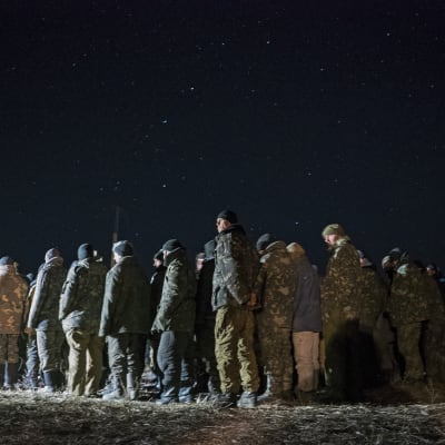 Ukrainalaisia vankeja seisoo ulkona.