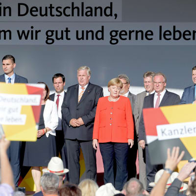 Saksan Kristillisdemokraattisen puolueen jäseniä laulamassa kansallislaulua vaalikampanjoinnin jälkeen Bitterfeld-Wolfenissa, elokuussa 2017.