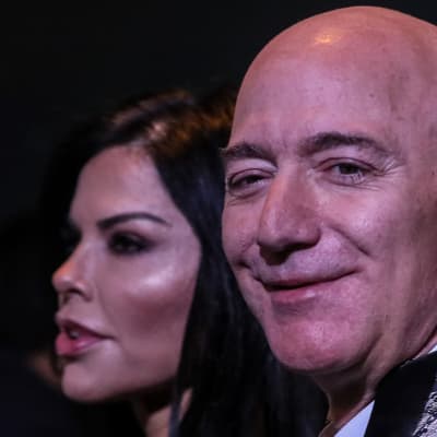 Jeff Bezos tyttöystävänsä Lauren Sanchezin kanssa. Kuva tammikuulta 2020.