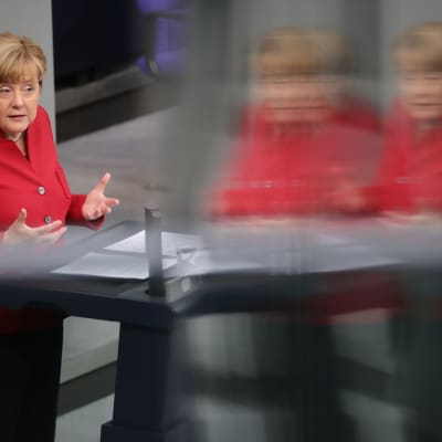 Merkel puhujapöntössä.