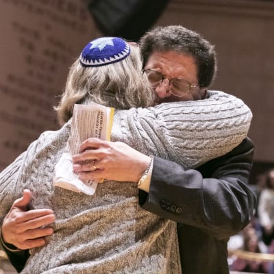 Pittsburghin juutalaisyhteisön jäsenet surivat synagogaiskun uhreja 28. lokakuuta 2018.