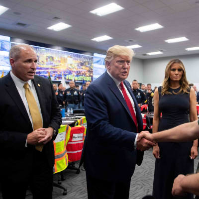 Presidentti Donald Trump ja hänen puolisonsa Melania Trump tapasivat El Pason viranomaisia 7. elokuuta 2019