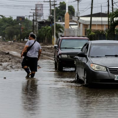 Kaksi viikkoa sitten riehuneeen Eta-myrskyn aiheuttamia tulvia Hondurasin La Limassa. Kaupungissa varaudutaan nyt uuteen hurrikaaniin.
