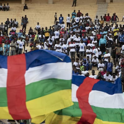 Keski-Afrikan tasavallan presidentti Faustin-Archange Touaderan kannattajat seuraavat vaalitilaisuutta maan lippujen takana.