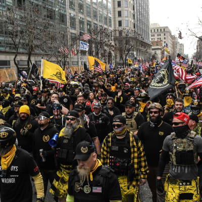 Proud Boys -järjestön jäsenet marssivat joulukuun 12. päivä Washingtonissa vastustaakseen Joe biden vaalivoittoa.