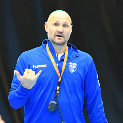 Ola Lindgren instruerar spelarna under sitt första träningspass med herrlandslaget i handboll-