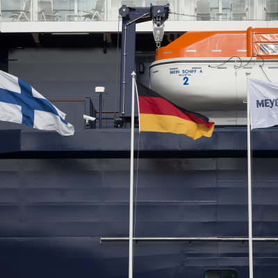  Mein Schiff 4 -risteilijä luovutettiin tilaajalleen TUI Cruisesille Meyer Turun telakalla 8. toukokuuta 2015