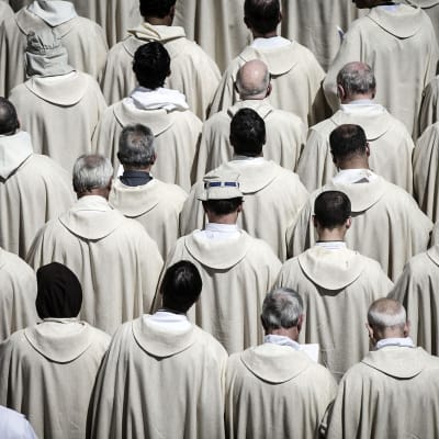 Papit osallistuivat messuun Pyhän Pietarin aukiolla Vatikaanissa 17. toukokuuta.