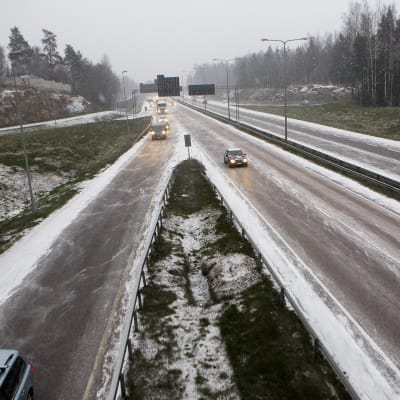 Autoliikennettä ensilumen aikaan Vantaalla marraskuussa 2014.