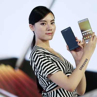 Malli esitteli Samsungin Galaxy 7 -puhelinta Taipeisa elokuun alussa.