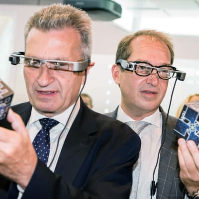 EU:n digitaalitalouden ja -yhteiskunnan komissaari Günther Oettinger ja Saksan liikenneministeri Alexander Dobrindt testasivat lisätyn todellisuuden laseja elektroniikkamessuilla Berliinissä 2. syyskuuta