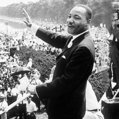 Martin Luther King puhuu Lincoln Memorialin edustalla Washingtonissa elokuussa 1963.