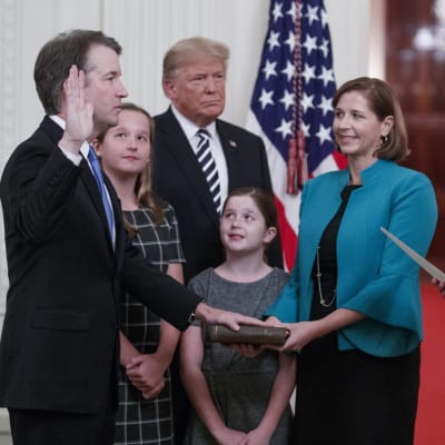 Yhdysvaltojen uusi korkeimman oikeuden tuomari Brett Kavanaugh vannoi virkavalan Valkoisessa talossa 9.10.2018.