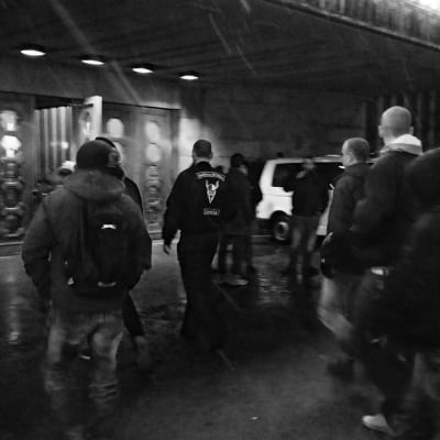 Soldiers of Odin -ryhmän jäseniä Helsingin Rautatieasemalla illalla 6. helmikuuta 2016.