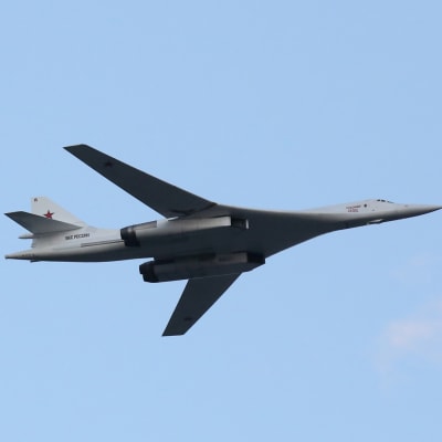 Venäläinen TU-160 pommikone kuvattuna sotilasparaatissa Minskissä, Valkovenäjällä heinäkuussa 2019.
