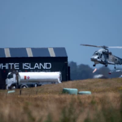 Armeijan helikopteri palaa White Island -saarelta Whakatanen lentokentälle Uudessa-Seelannissa.