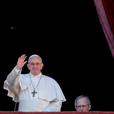 Paavi antaa Pietarinkirkon parvekkeelta juhlallisen siunauksensa koko maailmalle. 