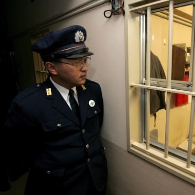 Japanilainen vanginvartija työssään vankilassa Toyaman kaupungissa. Kuva vuodelta 2010.